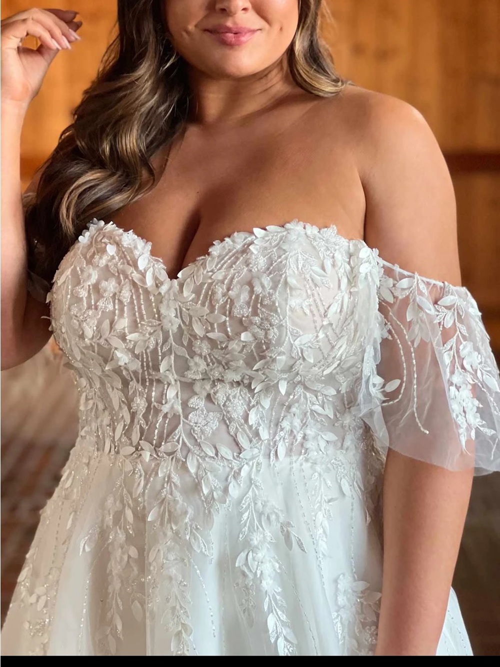 Romantic A-Line Wedding Dress with Sweetheart Neckline and Detachable Sleeves